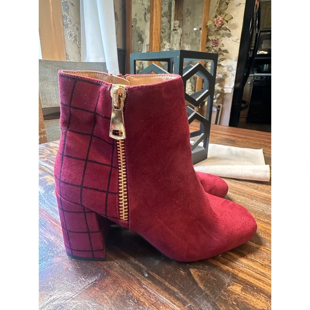 Journee Collection Burgundy Faux Suede Grid Pattern Block Heel Ankle Boots Sz 7